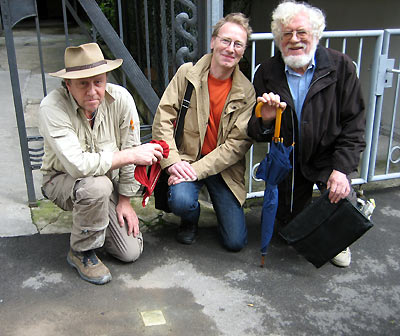 Von links nach rechts: Gunter Demnig, Künstler, Jörg Munder, Pate, Siegfried Bassler, Recherche