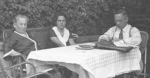 Anna Hochberger mit ihrer Nichte Sofie und Sohn Leo Hochberger am Gartentisch