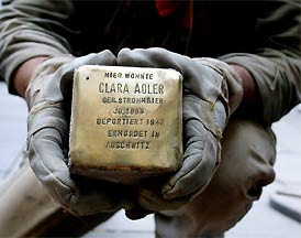 Hände mit Stolperstein